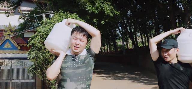 看到一字马的吴昕,再看一块腹肌的杜海涛,难道真的是家境殷实?