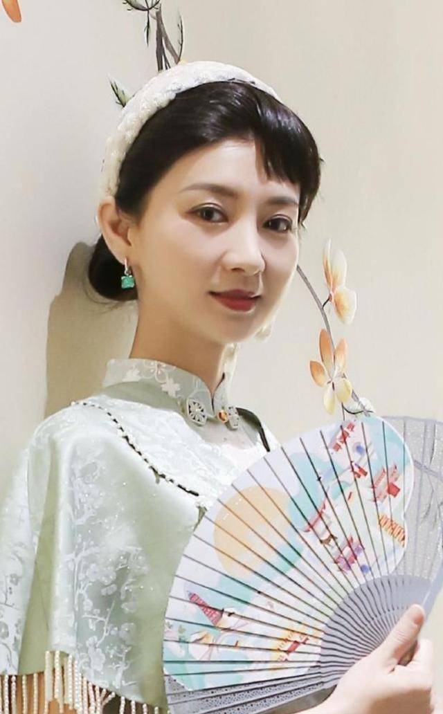 斓曦太适合穿旗袍了,穿古装旗袍出席活动,仿佛是穿越的古代美人_显得