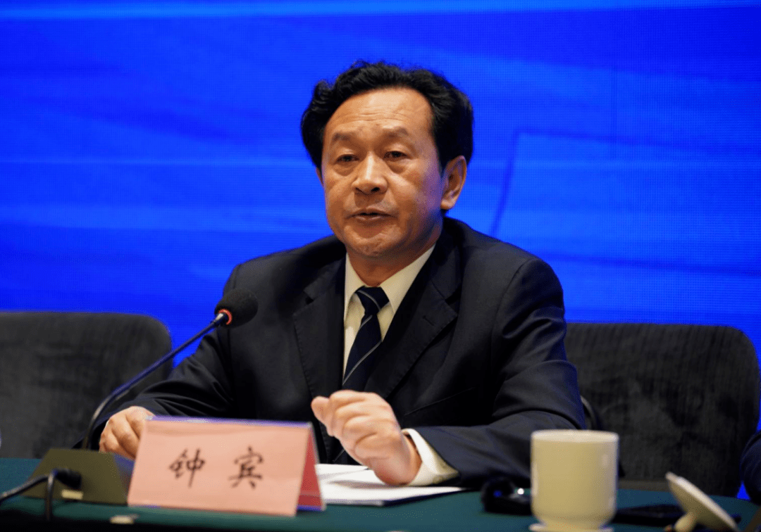 新闻发布会上,钟宾巡视员介绍了全省创新消费促进活动