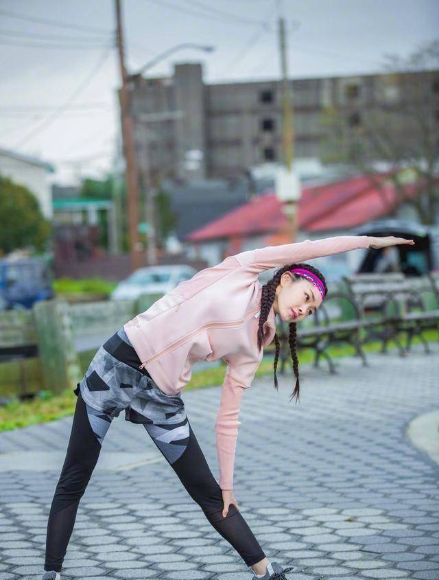 看来宋轶不止是个美丽小达人,还是个健身小达人,即使是简单的运动装