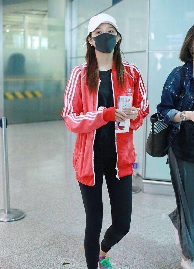 今年流行的"瑜伽裤"才是最火的,时尚又百搭!_运动_风格_李溪芮