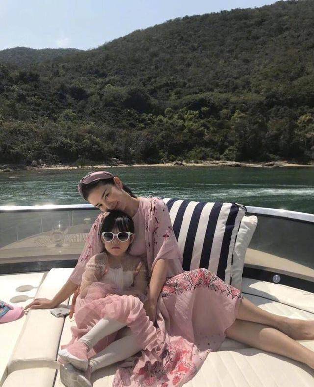 懒理黄毅清,黄奕晒健身美照秀新工作!但她额头怎没半滴汗?