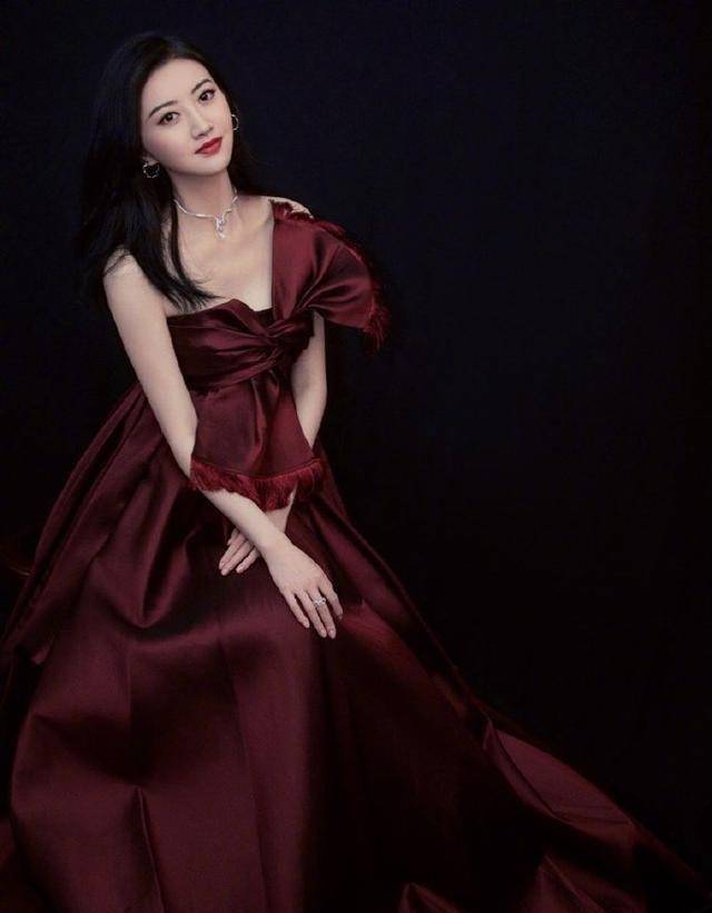 黑色低胸礼裙秀出傲人事业线,这身材比例绝了_设计_位置_粉色