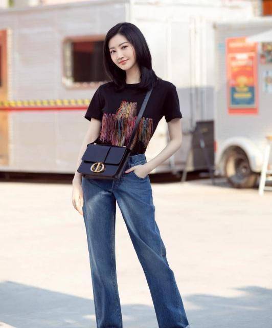 景甜真是太厉害,穿黑衣配牛仔裤都这么高级,果然气质决定一切_时尚_一