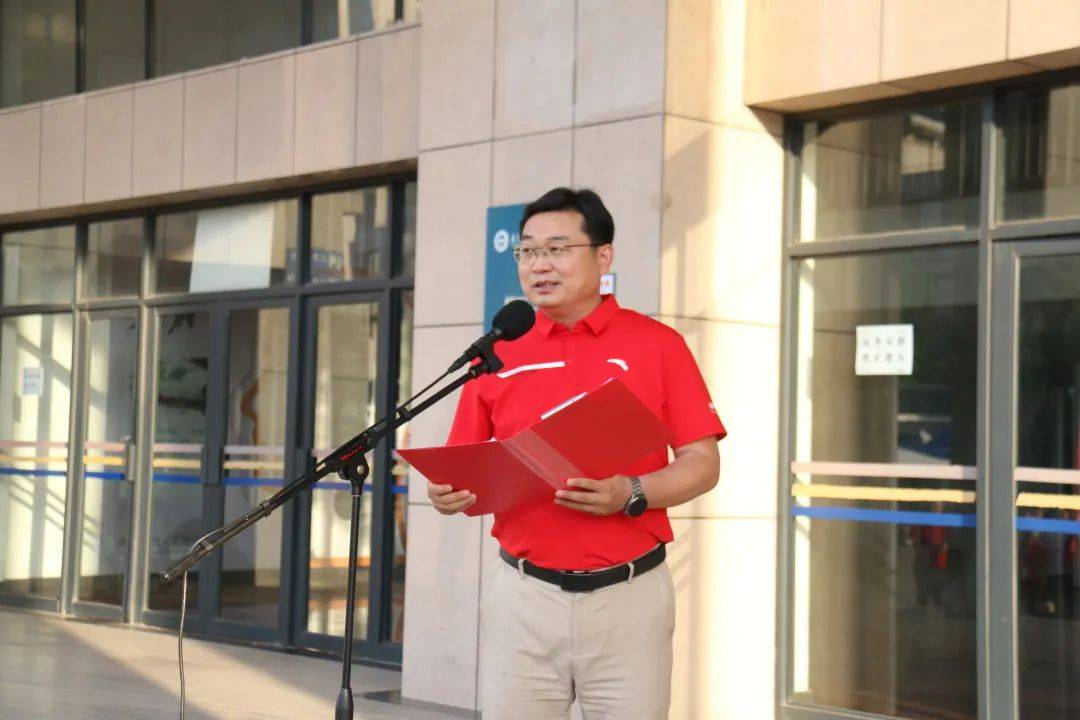 副校长陶坤元主持动员会,并激励高三学子:"百战黄沙穿金甲,不破楼兰终