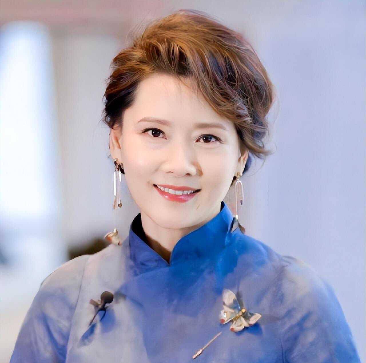 《越剧青衣》何赛飞:减龄发型,洋气服装,60浓浓优雅_气质_脸型_显得