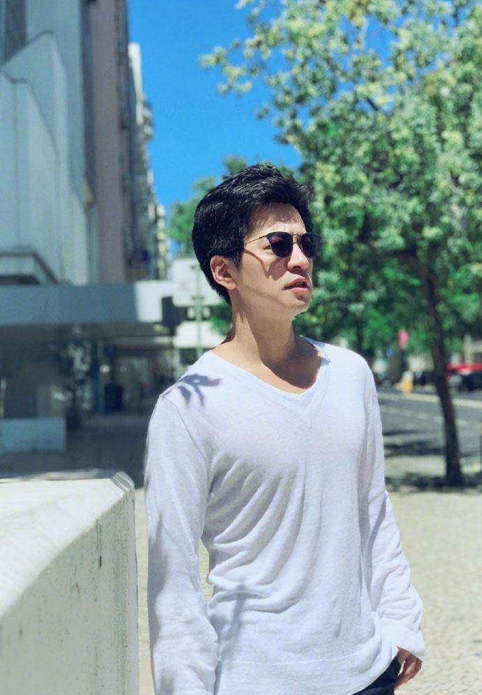 李健穿衣还有一点非常重要就是他不会穿的花里胡哨,对于这个年龄段的