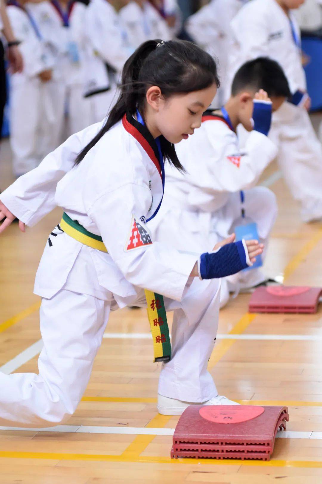 个人竞技赛采用电子护具,个人竞速采用"快腿王"电子计数系统,使整个