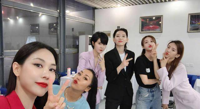 浪姐售后福利又来了,6位姐姐一起参加文艺演出,两个字:自信_李斯丹妮