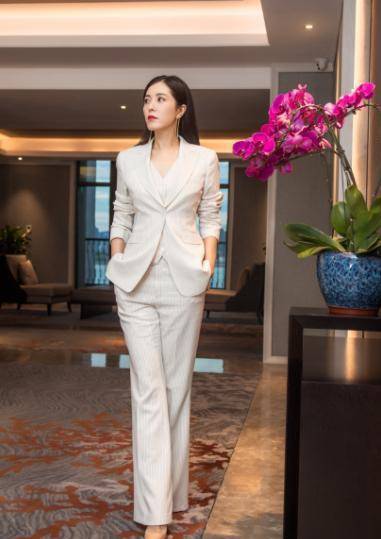 曾黎怪会打扮的,穿白色改良旗袍大秀曼妙身姿,时尚万种真惹眼_黑色_衬