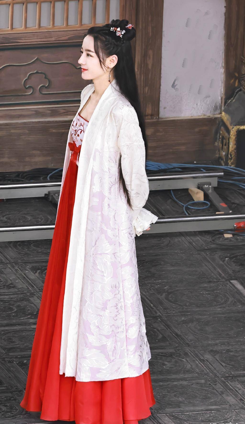 迪丽热巴《安乐传》全造型,红黄紫三色古装切换时尚动人,被龚俊宠爱