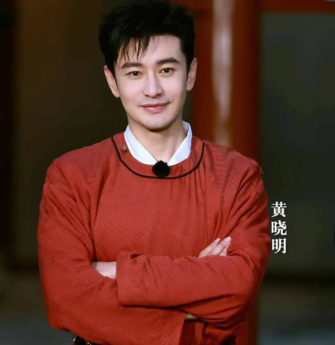 黄晓明带新女友去酒吧,女方穿吊带大秀性感,好身材不输杨颖_叶珂