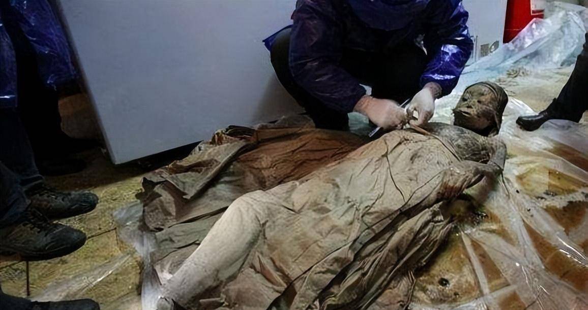 泰州出土不腐女尸,五官清晰眉毛根根分明,褪去衣衫肌肤吹弹可破