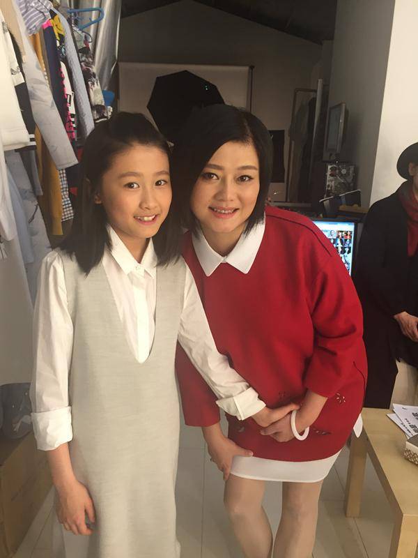 18岁女儿身材高挑颜值似妈,母女相依为命15年_生活_何彦霖_高大林