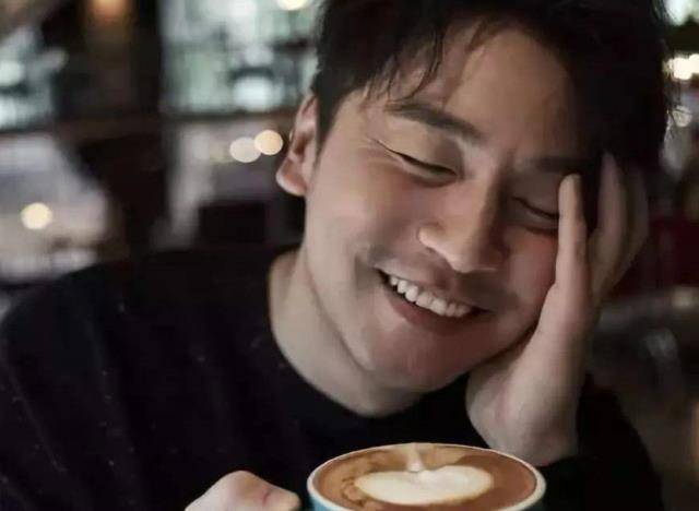 雷佳音结婚9年从不晒老婆,看到她的泳装照后:这身材谁敢晒啊?