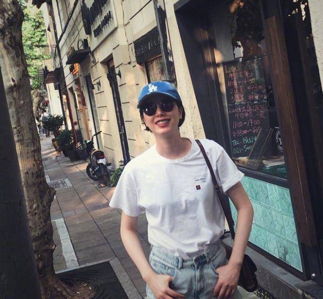 李亚鹏女友参观博物馆,一袭休闲装扮知性优雅,回眸一笑撩人心扉_susie