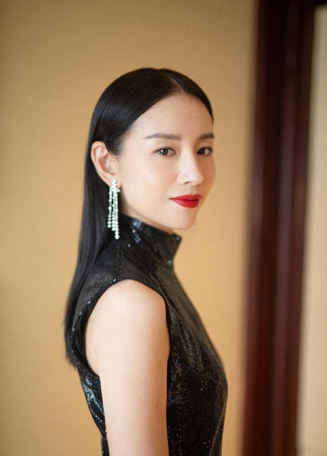 穿旗袍配红唇优雅不失风情,身材曲线真优越_款式_经典_面料