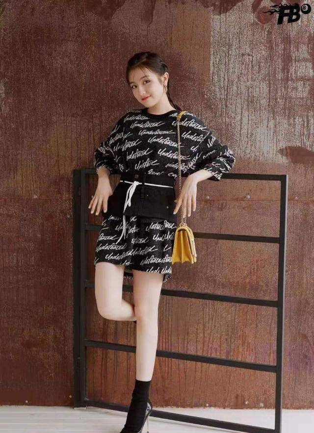 李兰迪脚上穿了一双黑色的高跟鞋,浅口的鞋子是很经典的款式,高跟的