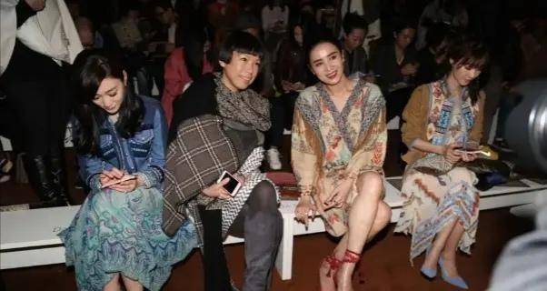 李小冉与王丽坤,宋佳同框,网友:"合影高手"并不是浪得虚名_女明星
