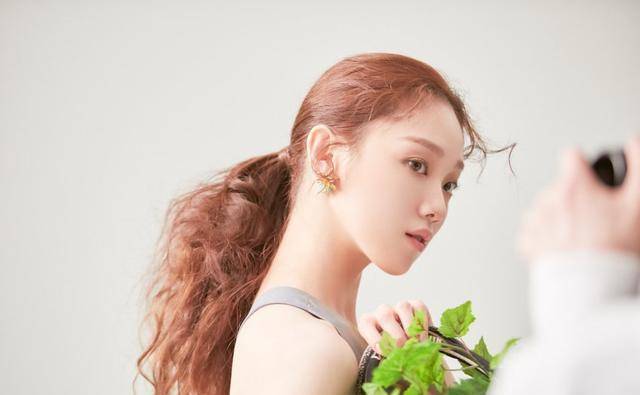 李圣经五月画报写真公开,灵动清新的女神范_精灵_色彩_风格