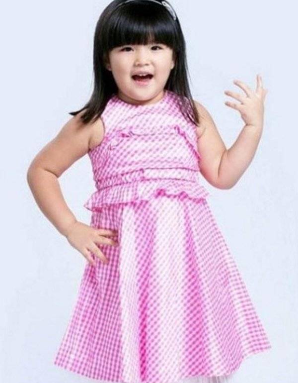 李湘带女儿旅游被偶遇,11岁王诗龄身高赶超李湘,身形却判若两人