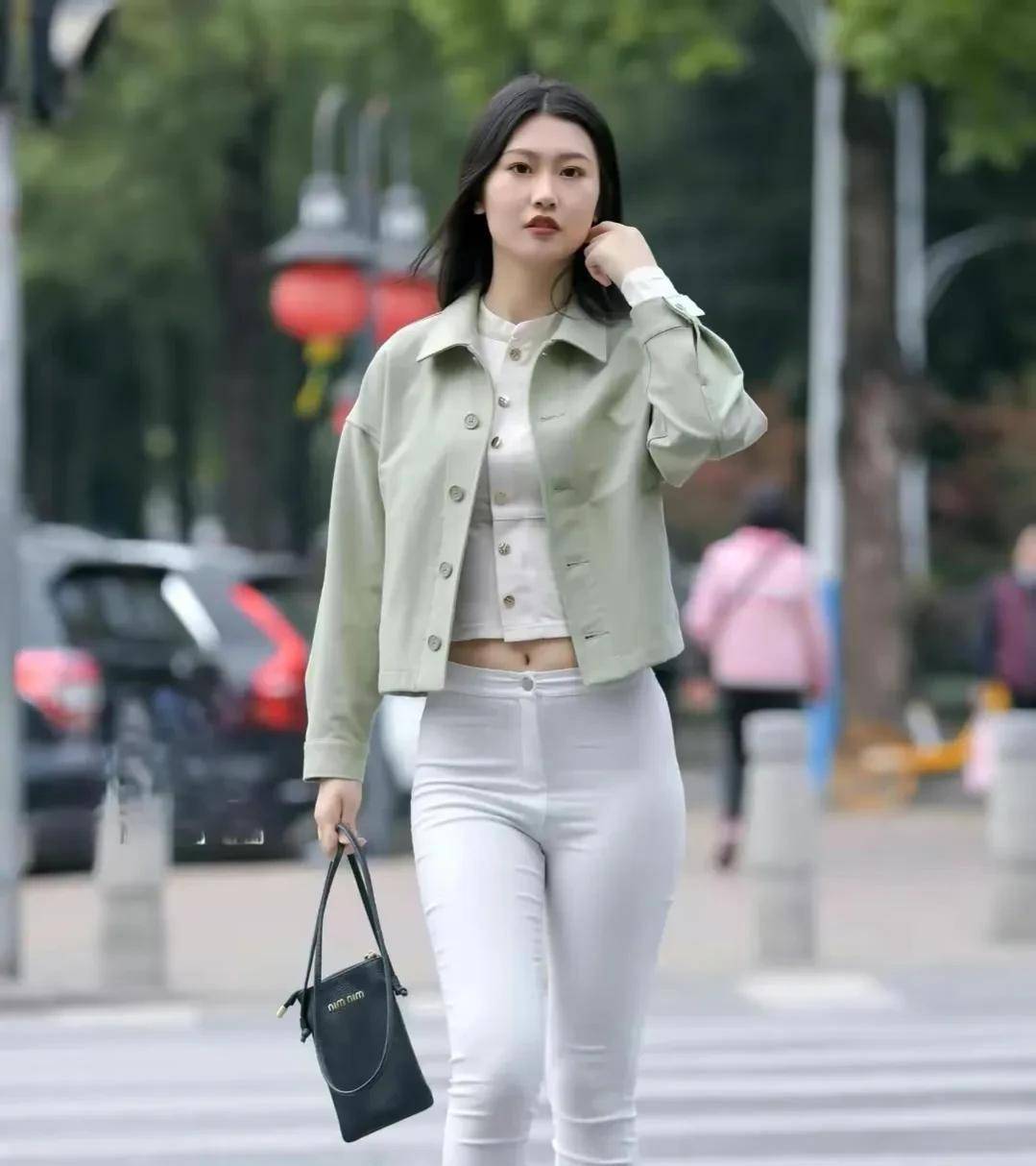 优雅有质感的白色牛仔裤已经成为街拍的常态