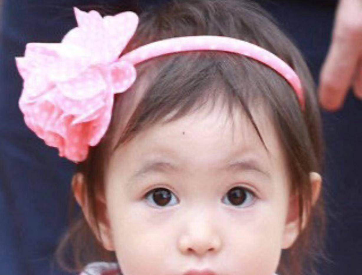 李小鹏为9岁女儿奥莉庆生,网友:萌娃长残了,宽脸像妈妈_爸爸_李安琪