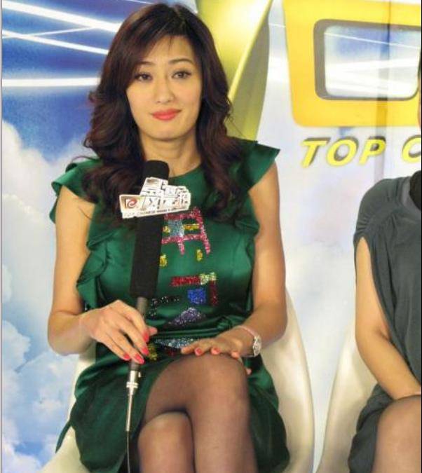 黑色丝袜搭配墨绿色旗袍,孟广美重现嫩模风采,网友:魅力十足!