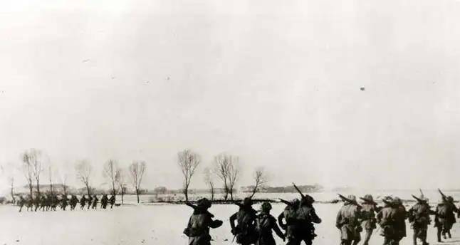 1950年新疆巨匪乌斯满杀害副师长罗少伟,王震:用大炮给他讲道理_叛乱