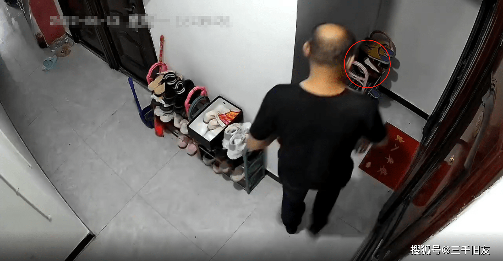 迅速拿上一只高跟鞋返回楼道内