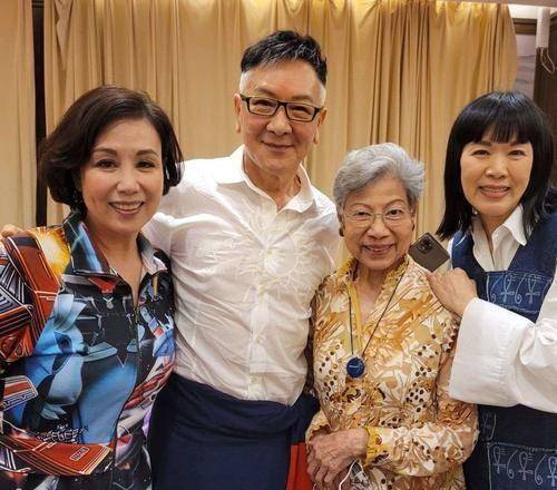 这部新电影是温碧霞的个人制片人,制片人和演员,他的名字叫《我们的