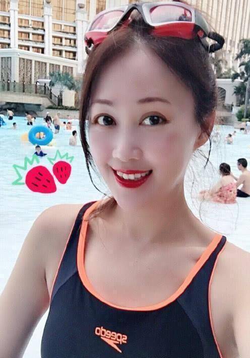 梁小冰晒游泳美照,49岁肤白貌美气质出众,退圈多年美出新高度_岁月_美