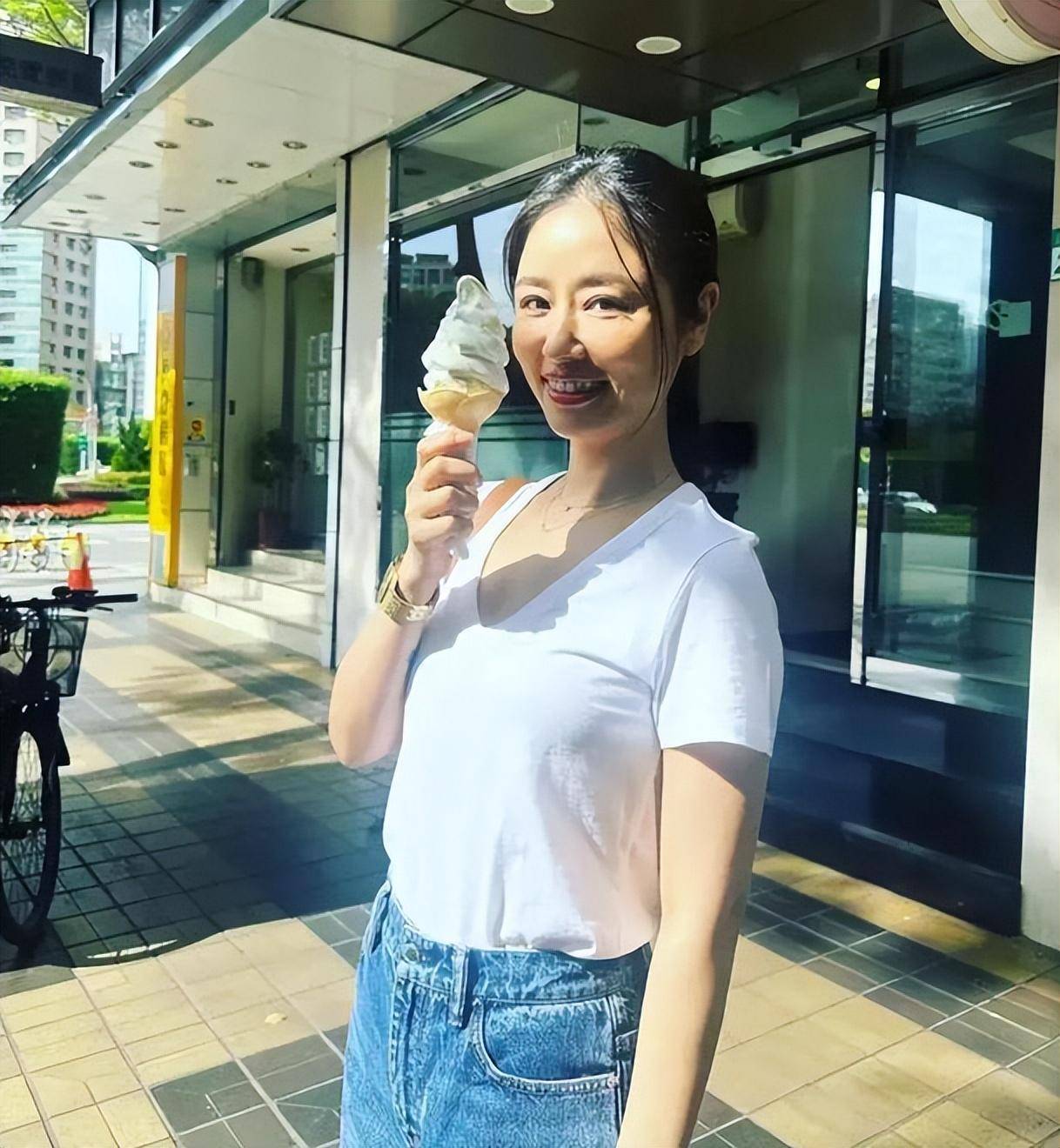 有女性网友直接指出,绝大部分女性都不愿意穿胸罩,只是社会公序良俗