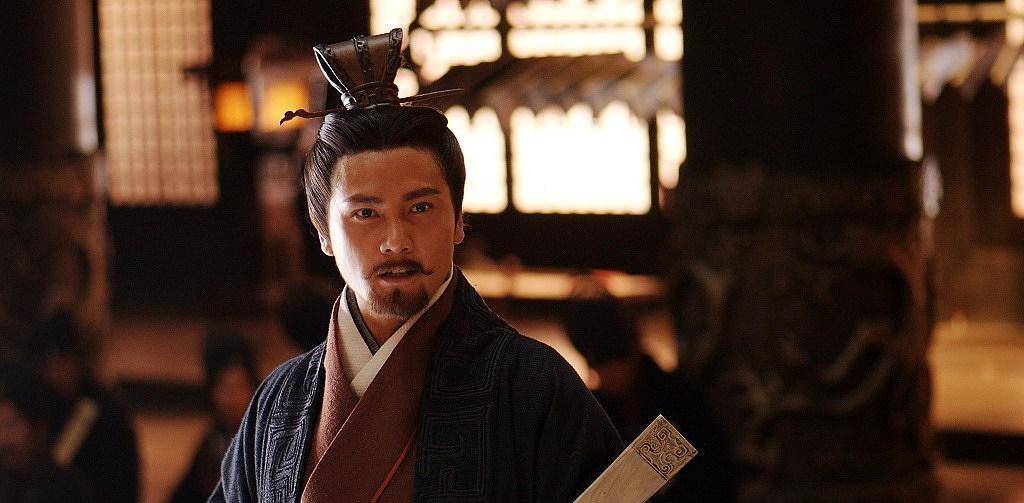 曹操过世后,曹丕立马向妹妹曹节讨要玉玺想要称帝,谁知却遭大骂_刘协