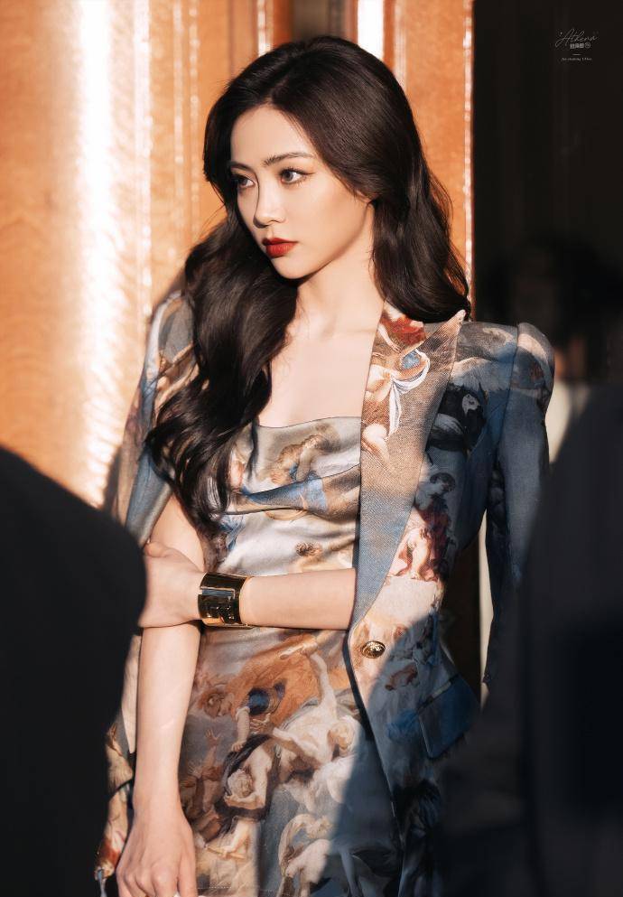 青春女星谢可寅身穿耀眼的名画抹胸短裙,风姿飒爽,惊艳全场_照片_图案