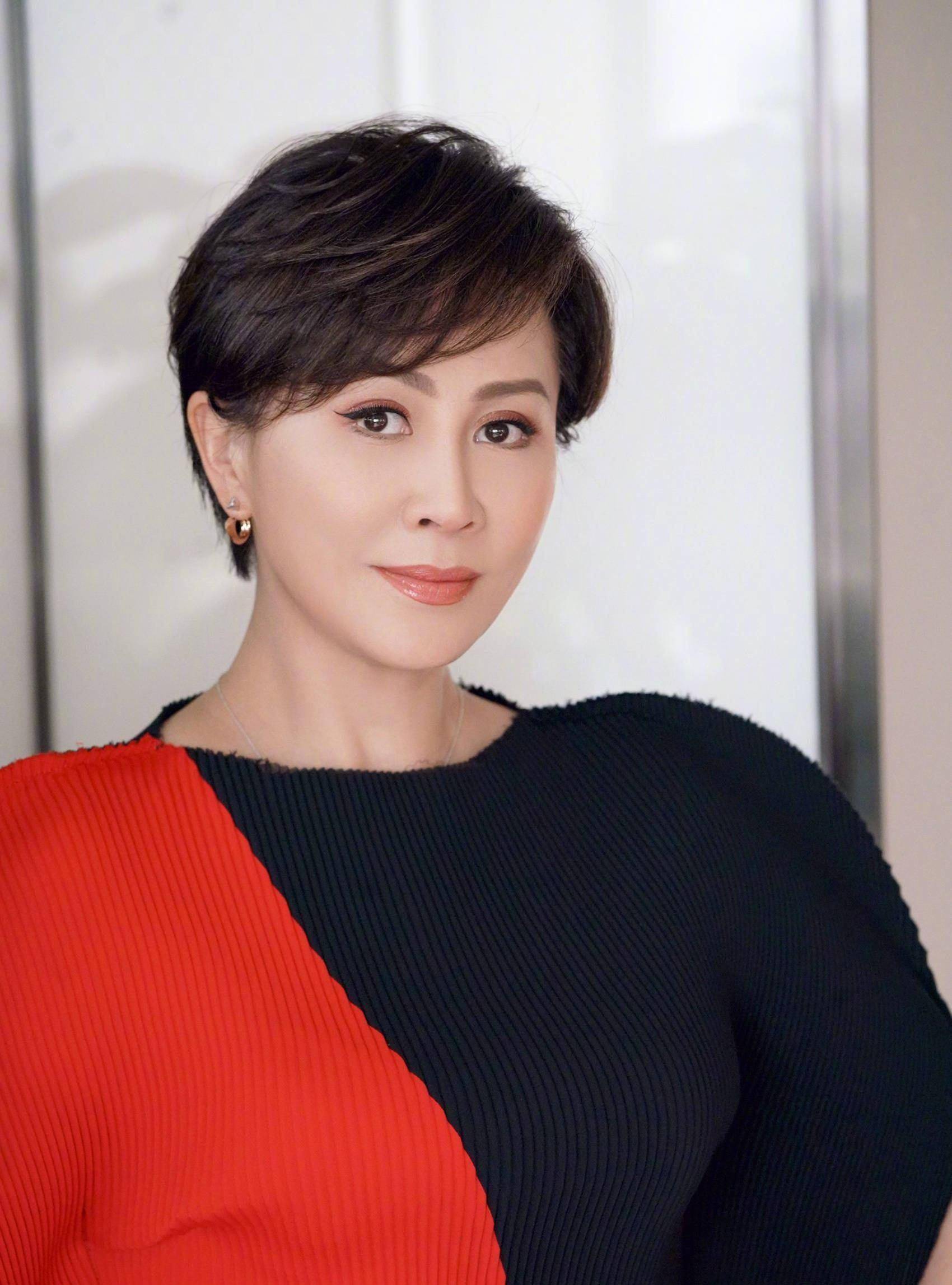 最新一期节目刚上,有大v就留意到那英的造型像极了刘嘉玲,于是特意