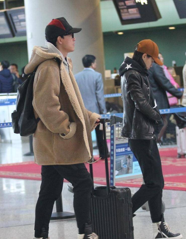 刘翔夫妇走机场,同穿"多啦a梦"好甜腻,吴莎扎个朝天啾显年轻_互动