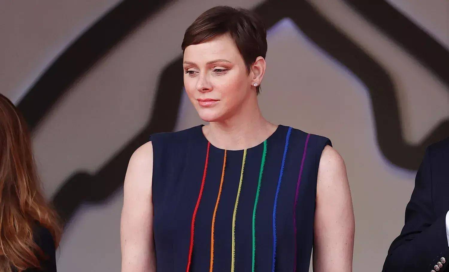 这位气度不凡的摩纳哥王妃夏琳出席赛车活动_阿尔伯特_发型_格蕾丝