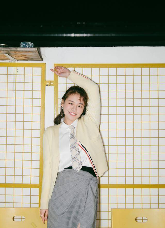 马思纯终于找对风格,穿校服风套装活力无限,成熟和青春的结合_校园