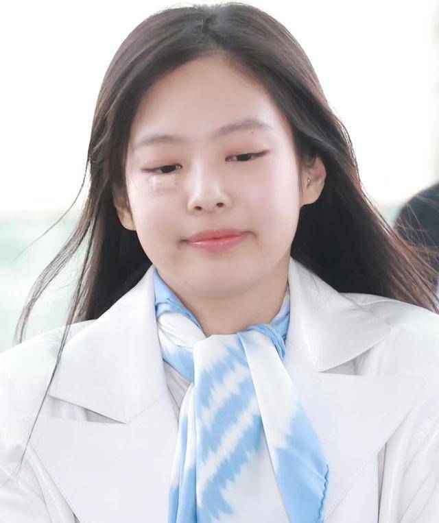 jennie"破相"照不修就放出来,讲真是有些"丑"_西装_风格_珍妮