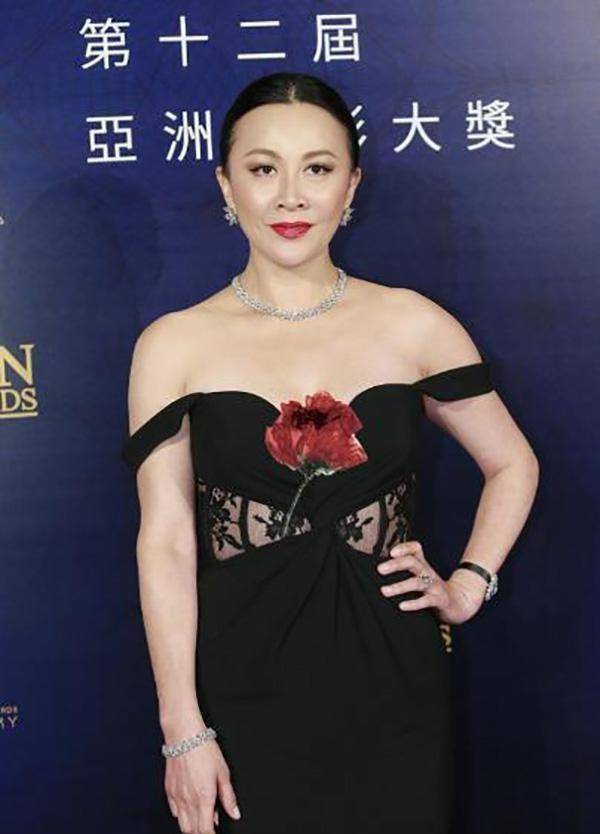 刘嘉玲活动造型火了,肩带没挂在肩膀上,被吐槽55岁了还打擦边球_的