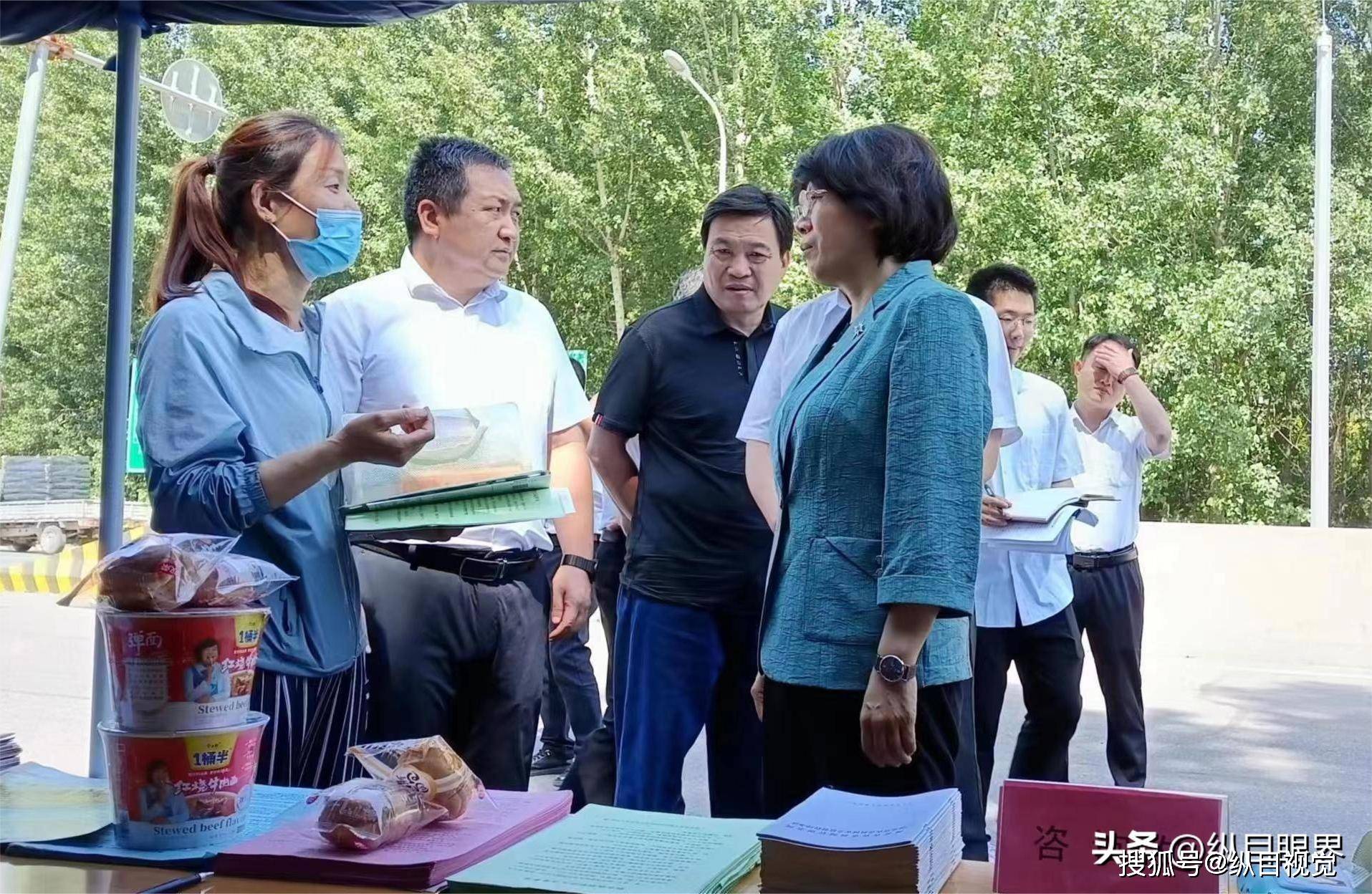 6月8日,邢台市市长宋华英到威县检查"三夏"麦收工作