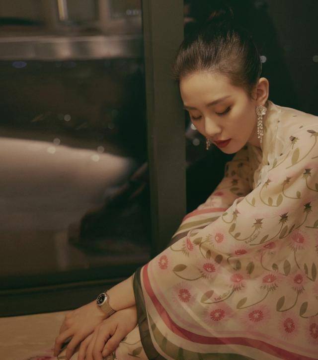 刘诗诗产后复出状态更胜从前,穿印花裙娇美似公主,真不服都不行_活动