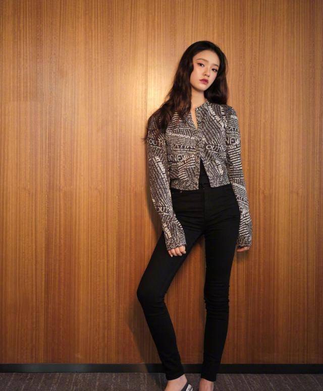 林允私服,穿卡通卫衣大玩下衣失踪风,自己拎皮箱,毫无明星架子_感觉