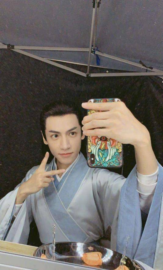 跳芭蕾舞出身的他竟比许凯邓论矮一头_黄晓明_网友_七都