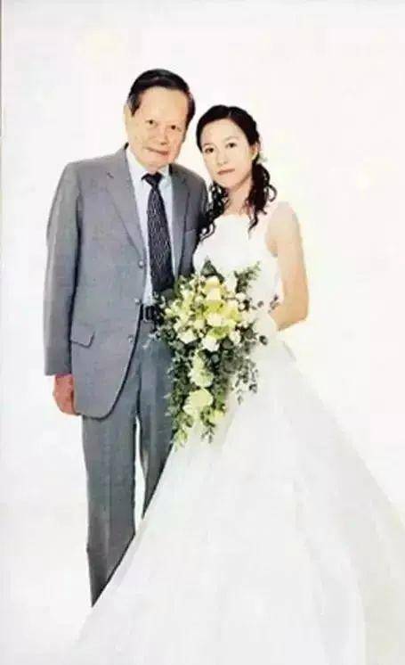 老人翁帆罕见家族照，翁帆开心像小女人，老人满脸笑容很深情-翁帆家族简介