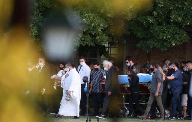 马拉多纳正式下葬,葬礼上子女扶灵泪别父亲,万人空巷送别球王_阿根廷