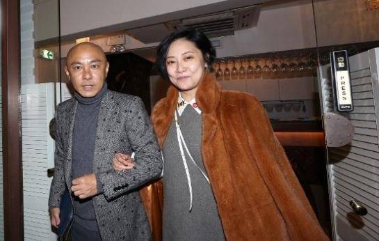 张卫健44岁妻子近照曝光,曾因打排卵针变胖又丑,如今变这样!