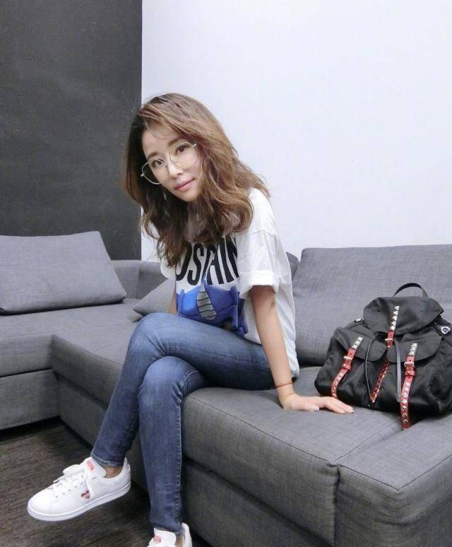 这张照片中的林心如,完全就是少女本人,白色印花t恤搭配紧身牛仔裤