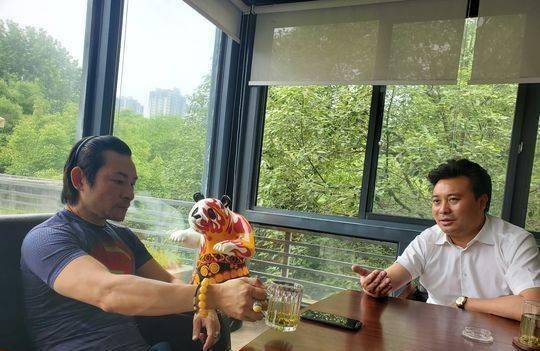 刘德华"御用替身"杜亦衡现身成都和电影出品人张洪贵筹拍喜剧电影_奕